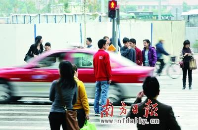 行人无视红灯与车争道 佛山交通乱象何时休?