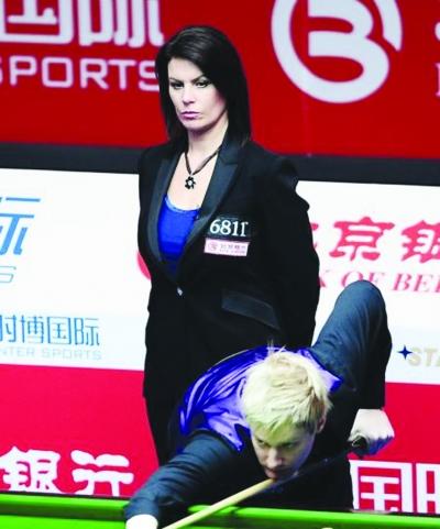 斯诺克中国赛秀色可餐 上演美女裁判PK(图)