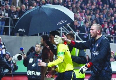 德甲联赛啤酒杯砸倒边裁 主裁判提前鸣金(组图