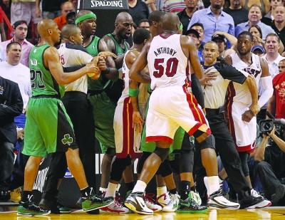 NBA再爆赛场冲突:皇帝詹姆斯球砸小奥尼尔(图