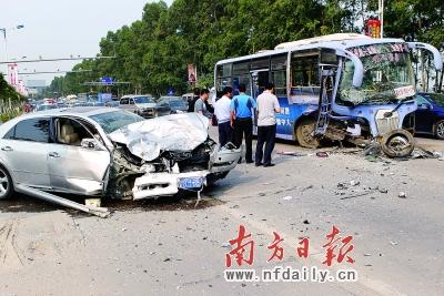 清远北江凤城大桥丰田逆行撞公交 两乘客受伤