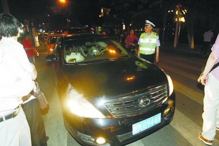 南昌交警查酒驾 一司机弃车而逃