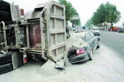 临沂高新区工程车顶上轿车