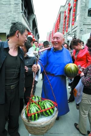 北京前门鲜鱼口美食街重张 旧时繁华曾胜大栅