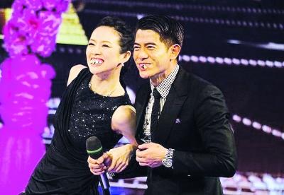 图文:章子怡郭富城扮丑 戴“龅牙”模仿濮存昕