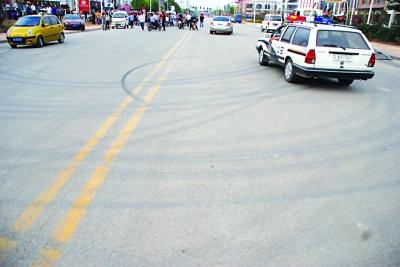 富家子开250万跑车狂飙 失控撞死4个孩子的父