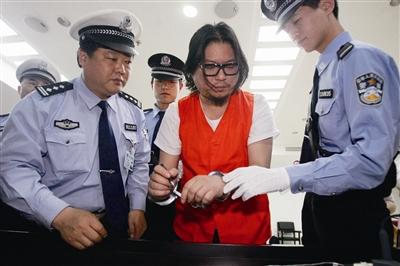 高晓松进法庭人显憔悴 在法院吊销驾照为省时间