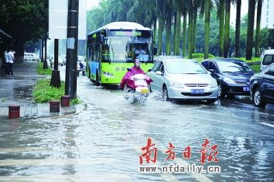 暴雨袭中山致交通堵塞 网友微播路况疏堵