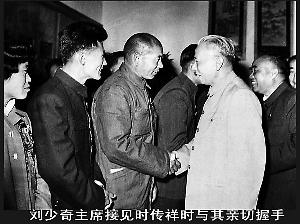 老照片:向时传祥的徒弟学淘粪(图)