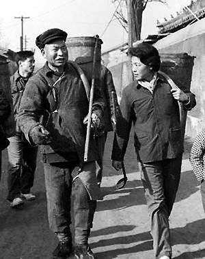 老照片:向时传祥的徒弟学淘粪(图)