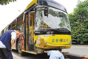 深圳107国道西乡段公交与长途巴碰撞3人伤