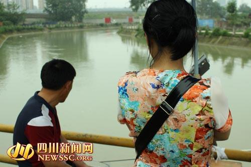 少年溺水失踪 父母蹲桥头6日夜盼见最后一面