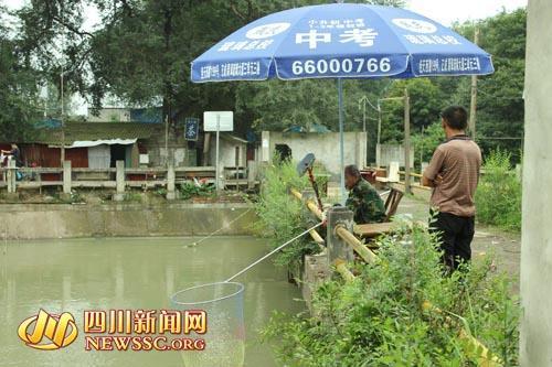 少年溺水失踪 父母蹲桥头6日夜盼见最后一面