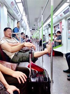 男子地铁内赤足搭扶手乘客劝阻反遭训斥(图)