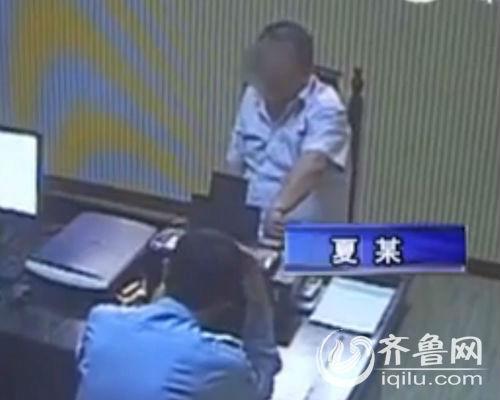 夫妻言语不和动手打架 丈夫掐妻脖子致其昏迷