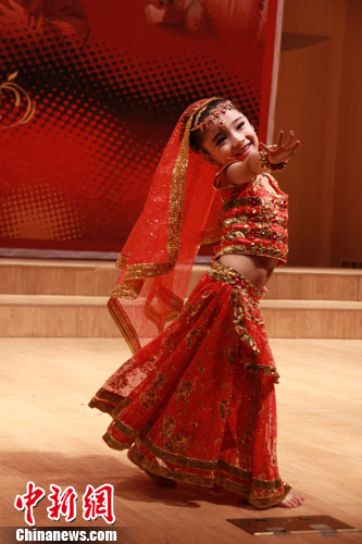 6岁舞蹈小精灵阚丽娜印度舞火爆全场组图