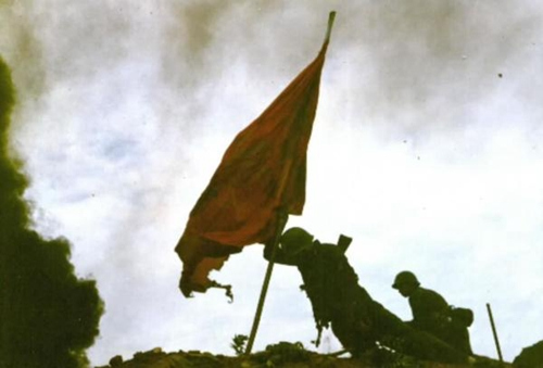 老山战役亲历者:“英雄以身撑旗”照片系后人演绎