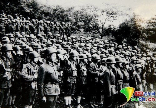 老山战役亲历者:“英雄以身撑旗”照片系后人演绎(3)