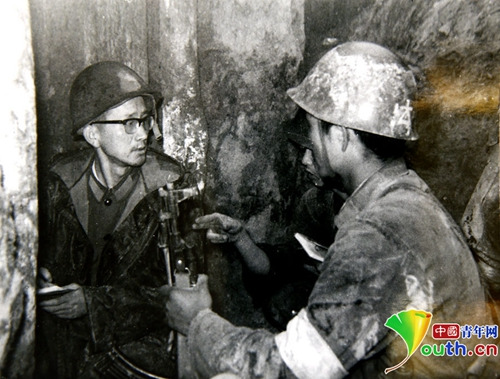 老山战役亲历者:“英雄以身撑旗”照片系后人演绎(4)