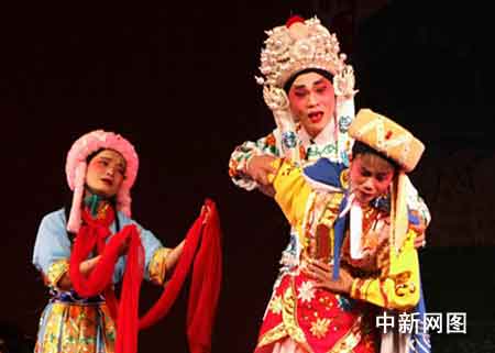 广东雷州农民自组雷剧团唱响城乡(图)