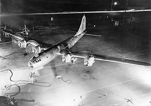 美军b-29是当时全球最大的轰炸机,该机曾在广岛投下原子弹.