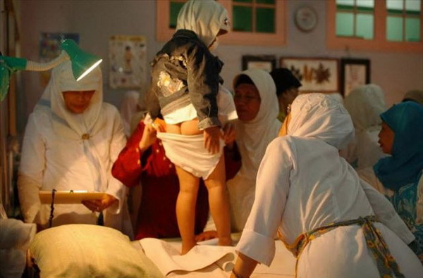 残忍陋习实拍印尼女孩的割礼现场组图6