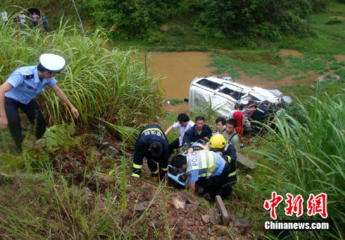 赣粤高速江西泰和段发生车祸 面包车翻入山沟