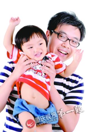 两岁小女孩成最小微博主 作家父亲为她当 枪手