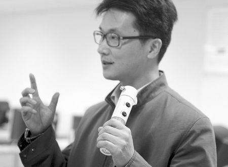 川大老师天天背救命书包 心理专家称其过度紧