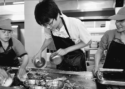 大学生在餐厅收碗视频走红 速度快被称无影手