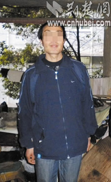 武大隐士住得像流浪汉 衣着、谈吐像老师 --