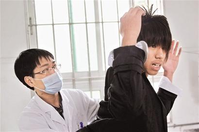 中专生态度蛮横遭三同学围殴老师在场却不管 