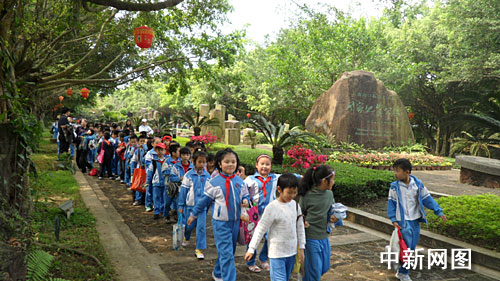 海口小学生春游火山口公园接受科普教育