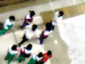 广州6<em>女中学生</em>当街围殴同窗 猜拳胜者可<em>扇耳光</em>