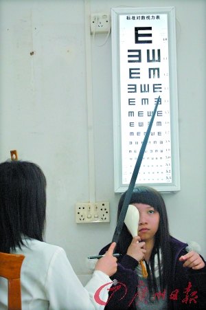 校园近视率:小学三成、初中五成、高中七成 校园近视率:小学三成、初中五成、高中七成