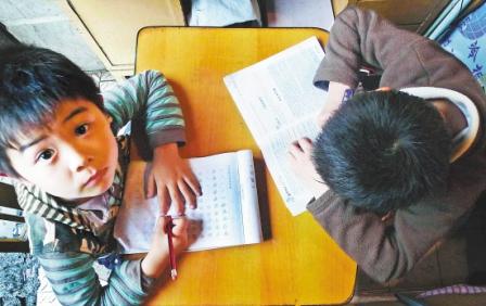 民工子弟辍学在家自学 好想好想上学去(图) 民工子弟辍学在家自学 好想好想上学去(图)