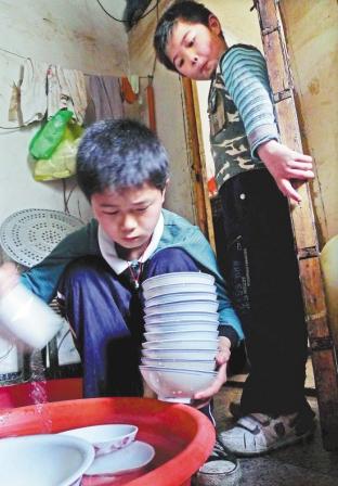 民工子弟辍学在家自学 好想好想上学去(图) 民工子弟辍学在家自学 好想好想上学去(图)