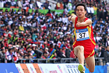 亚残运会三级跳远中国选手凌空一跃