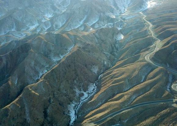 空中俯瞰新疆“四好农村路”
