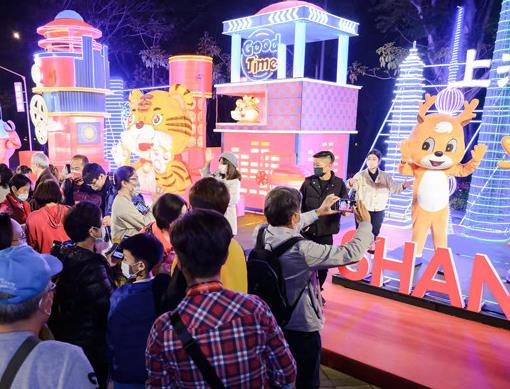 台北灯节登场 来自上海的“小老虎城堡”吸引民众