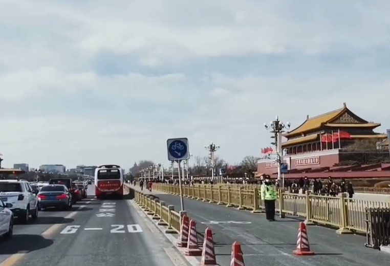 冬奥会结束第一天，乘1路车游览北京长安街是什么体验？