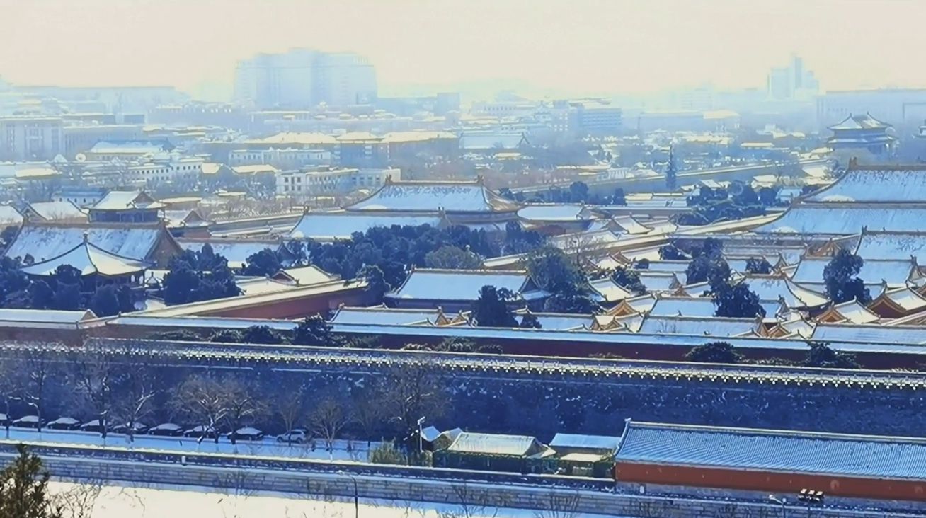 景山之顶看雪后故宫
