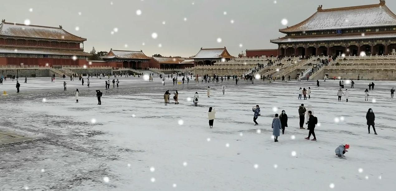 故宫的雪景总是别有一番情调，白雪红墙！让人神往！！