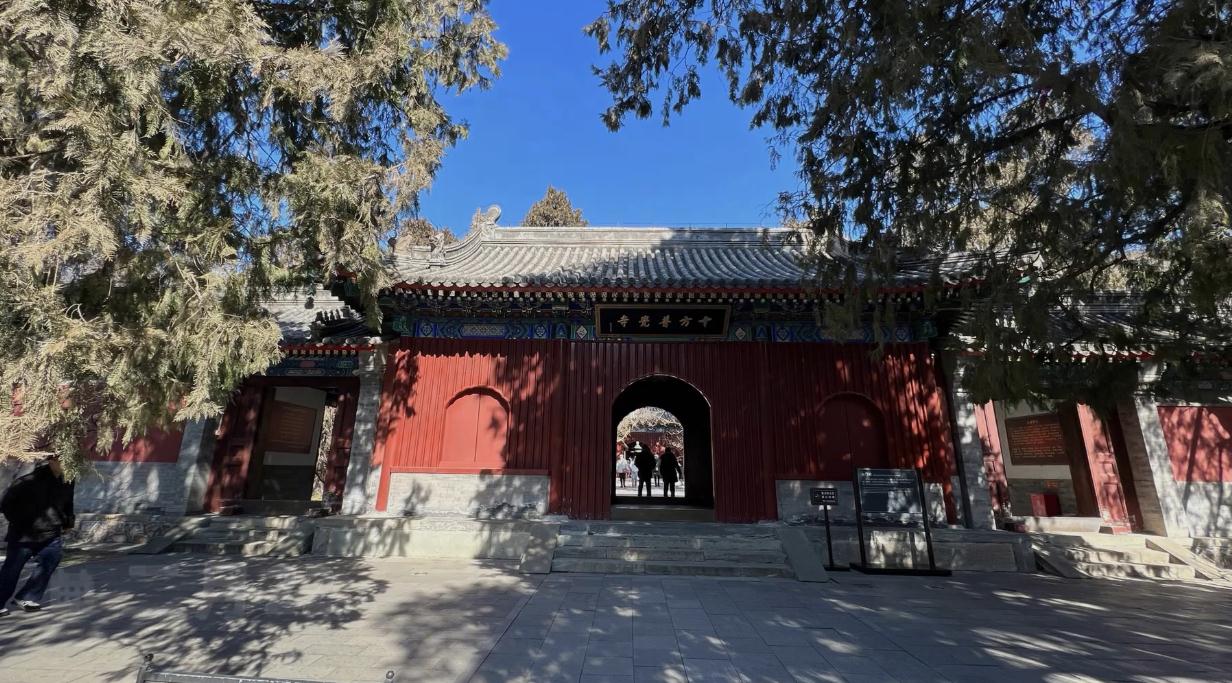 再进卧佛寺，春意无限好