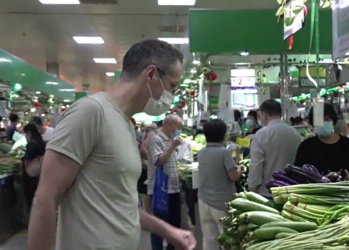 北京100块买到拿不动！外国人在市中心逛市场，买肉买虾买水果~