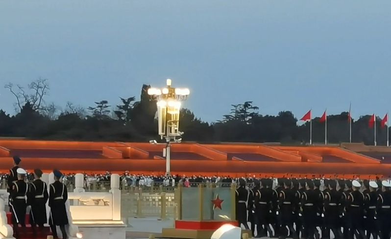2月27号的黄昏，北京天安门发生的感人场面