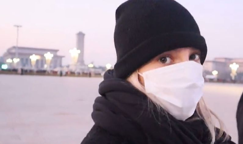 一群外国人观看升旗仪式：被中国人的爱国热情所震撼