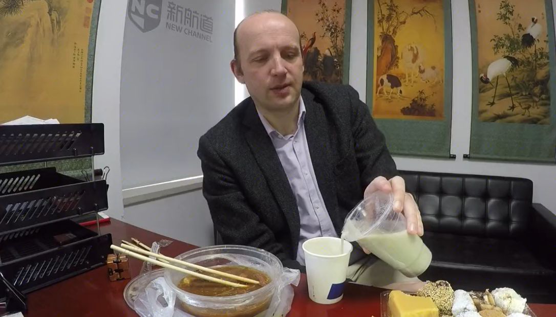 英国老外尝北京豆汁儿，真过瘾，真地道！