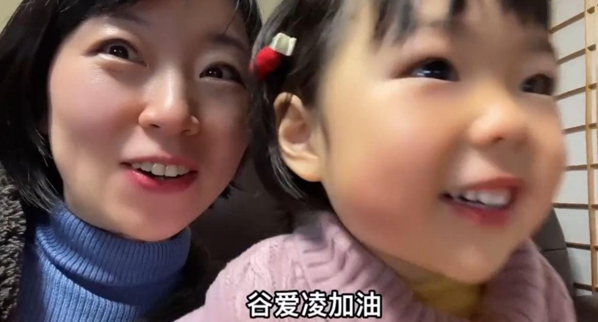 中日混血看谷爱凌夺冠瞬间，激动的嗷嗷叫：妈，再让我看一遍！