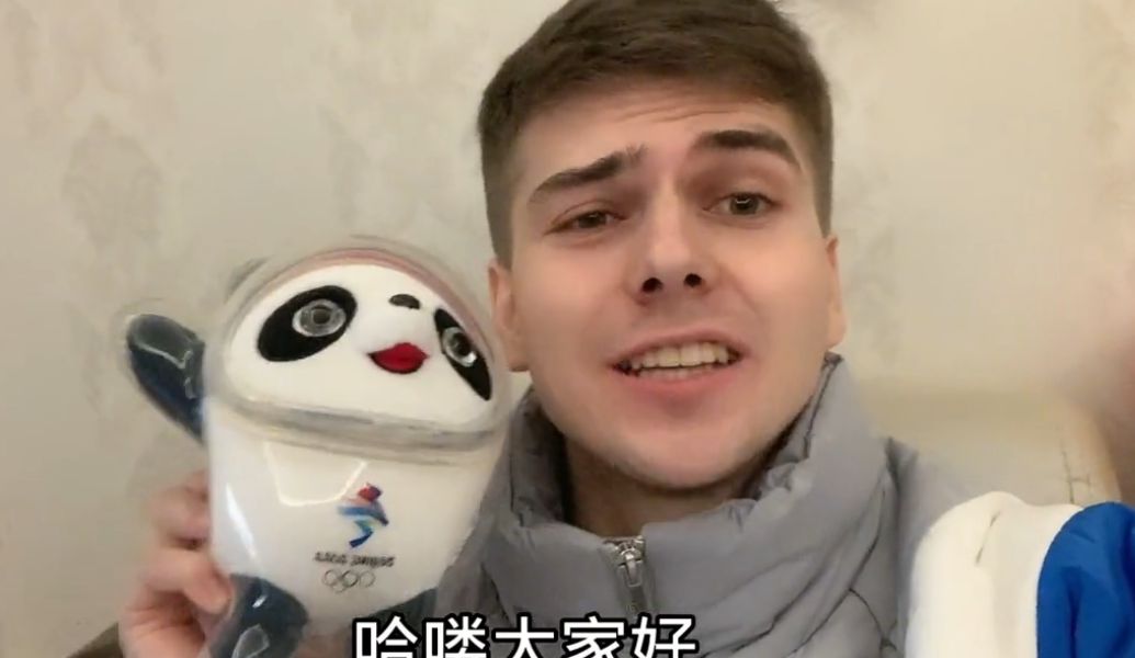 召唤冰墩墩雪容融太可爱啦，德国小伙得到冬奥吉祥物太开心了